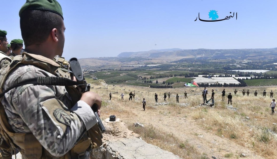 جندي لبناني يُراقب الحدود اللبنانية الجنوبية أثناء تظاهرة داعمة لفلسطين (15 أيار 2021- تصوير حسام شبارو).