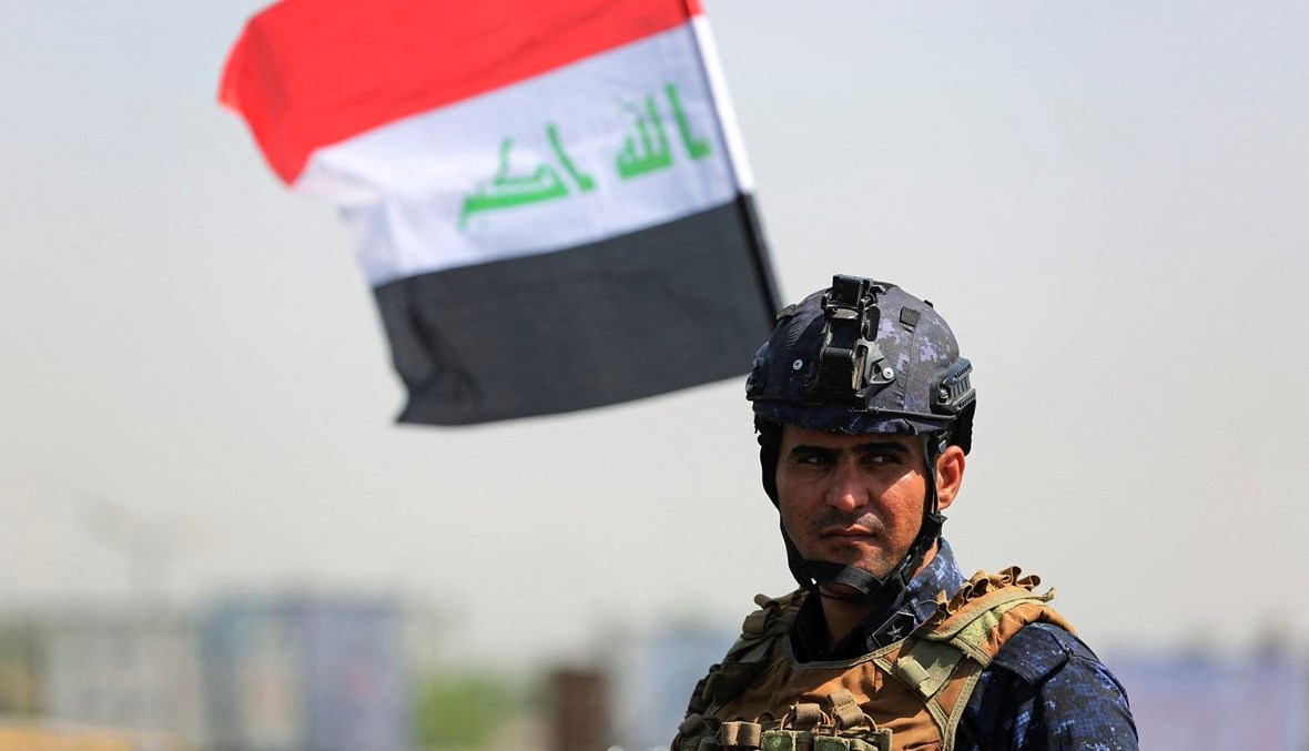 عنصر من قوات الأمن العراقية يقف في حراسة الحجاج في مسيرة من العاصمة بغداد إلى ضريح الإمام الحسين في مدينة كربلاء (أ ف ب).