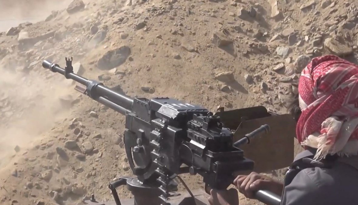 لقطة شاشة من فيديو تظهر مقاتلاً يمنيًا مواليًا للحكومة يطلق النار على مواقع للحوثيين خلال اقترابهم من مأرب (27 ايلول 2021، ا ف ب). 