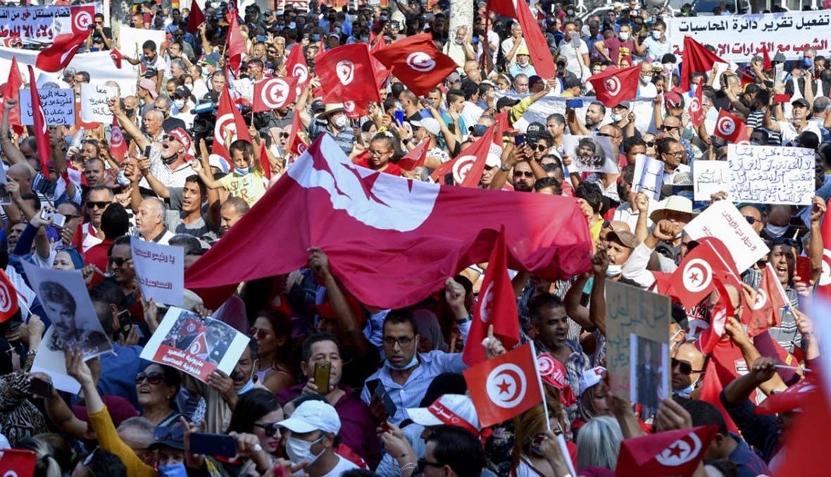 تونسيون يرددون شعارات مؤيدة للرئيس سعيد خلال تجمع حاشد في شارع الحبيب بورقيبة بالعاصمة تونس (3 ت1 2021، أ ف ب).