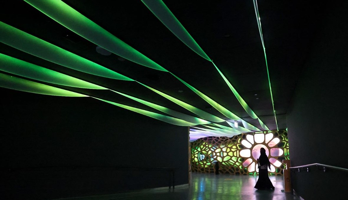 زائر يجول في أجنحة معرض إكسبو 2020 في دبي (3 ايلول 2021- أ ف ب). 