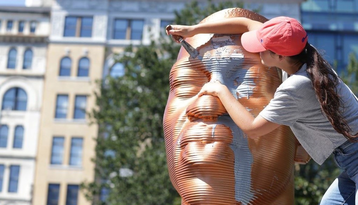 مجهول يصبّ طلاء على تمثال جورج فلويد البورنزي في نيويورك.