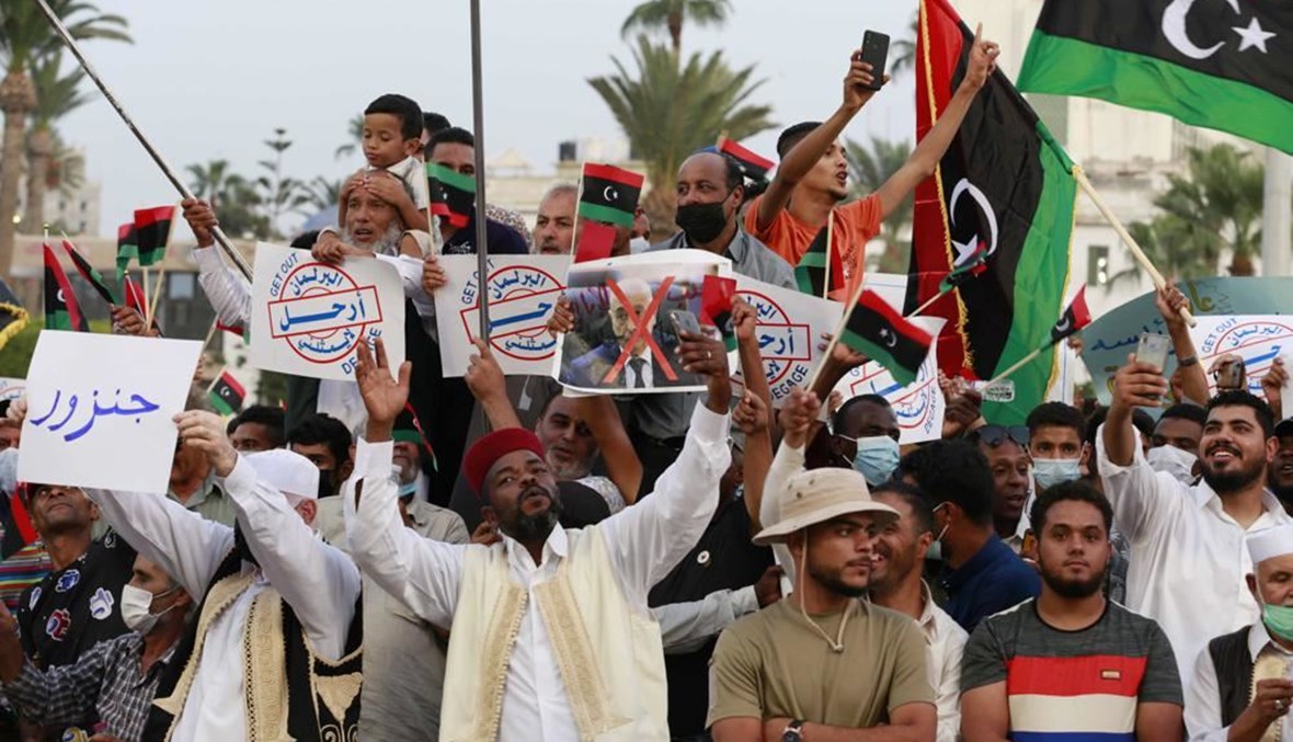 مئات المتظاهرين في طرابلس يجتجون احتجاجا على تصويت البرلمان على سحب الثقة من الحكومة الانتقالية (24 ايلول 2021، أ ب). 
