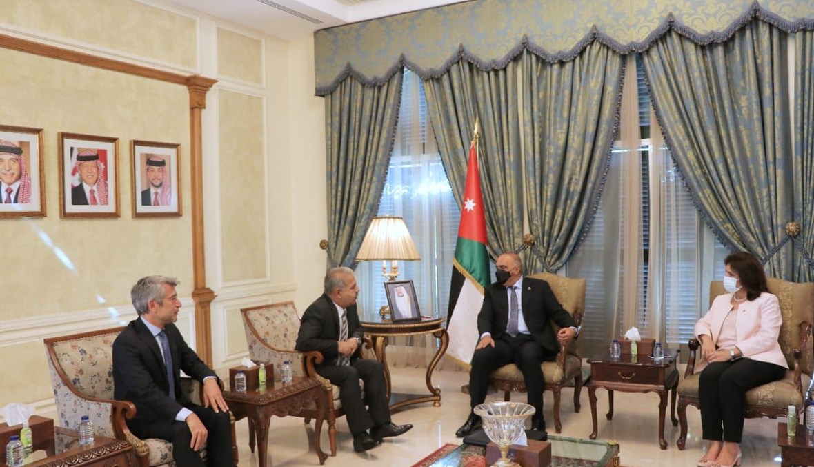 رئيس الوزراء الأردني يلتقي وزيري الطاقة السوري واللبناني.