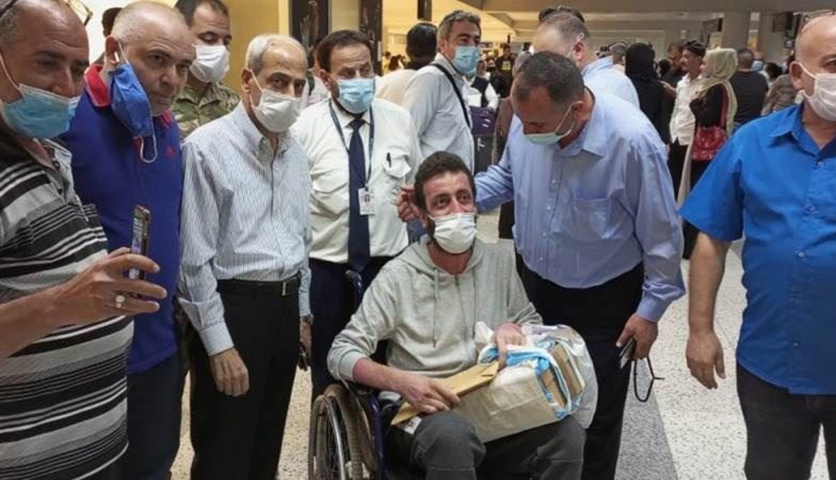 عودة الجريح بانفجار التليل نادر شريف من تركيا إلى بيروت.