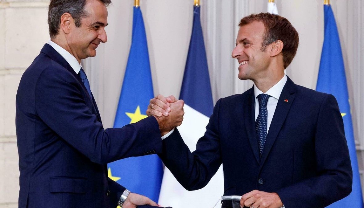 رئيس الوزراء اليوناني كيرياكوس ميتسوتاكيس والرئيس الفرنسي إيمانويل ماكرون (أرشيفية- أ ف ب).