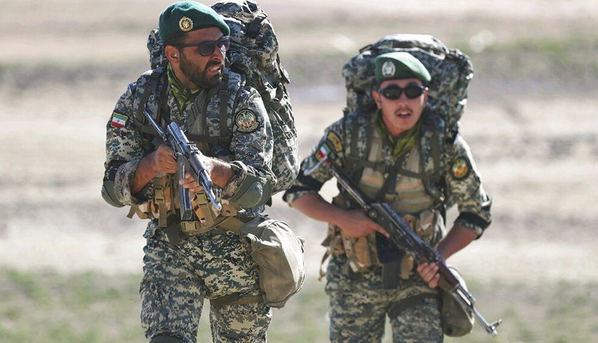 جنديان إيرانيان يشاركان في تدريبات عسكرية بالقرب من أذربيجان، 1 تشرين الأول 2021 - "الجيش الإيراني عبر أ ب"