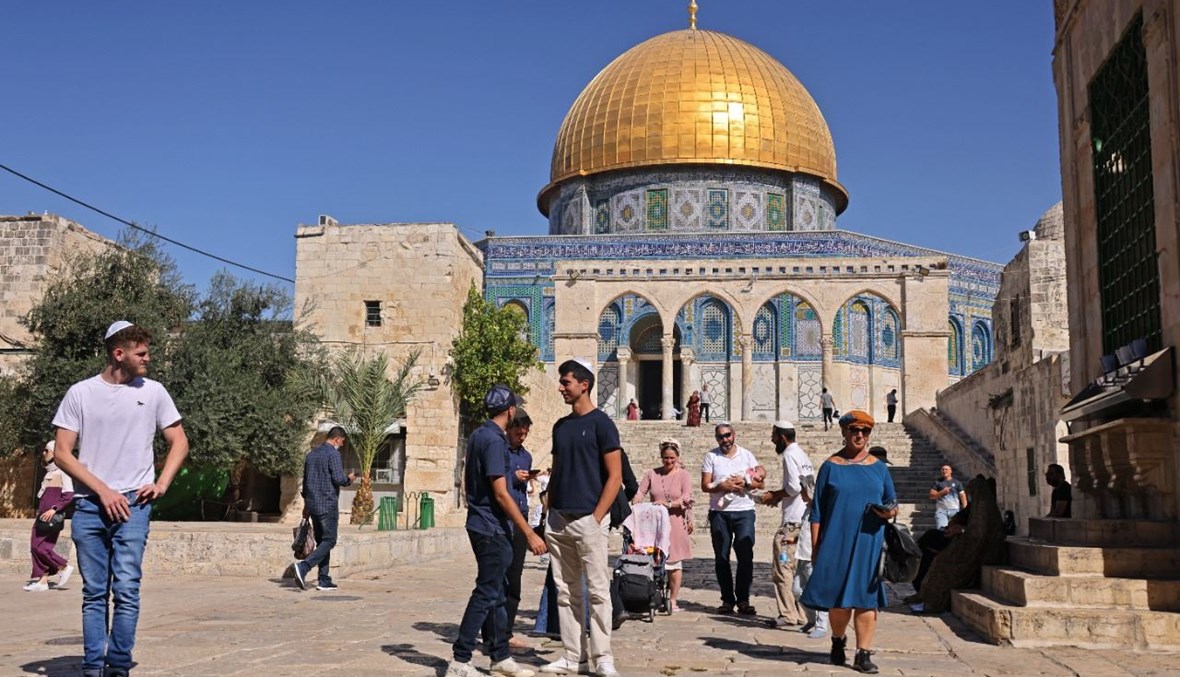 مجموعة من اليهود المتدينين تزور مجمع المسجد الأقصى في البلدة القديمة بالقدس (7 ت1 2021، أ ف ب).