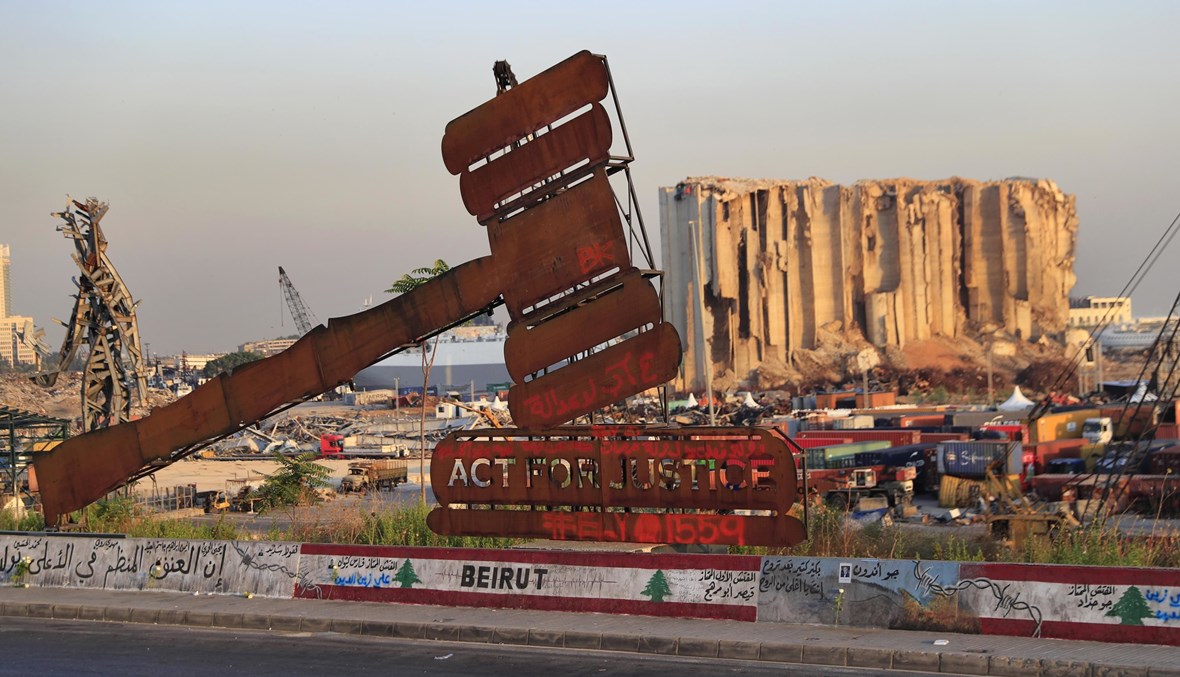 نصب يمثّل العدالة أمام مرفأ بيروت المدمَّر (أ ف ب).
