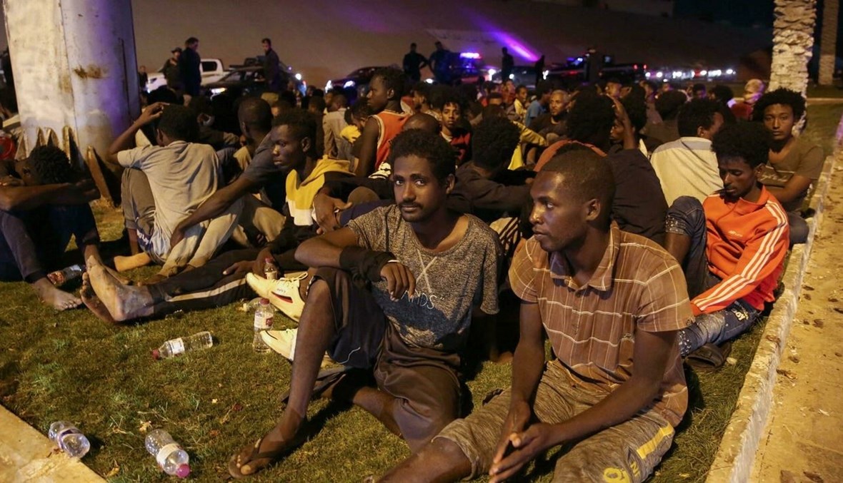 مهاجرون أوقفتهم قوات الأمن الليبية بعد محاولة فرار من مركز احتجاز في طرابلس (أ ف ب).