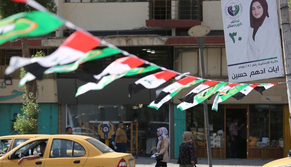 لوحات إعلانية انتخابية ولافتات المرشحين للانتخابات البرلمانية المقبلة، في ساحة التحرير بالعاصمة العراقية بغداد (أ ف ب).