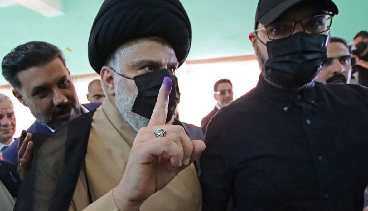 رجل الدين الشيعي العراقي مقتدى الصدر يدلي بصوته في النجف (أ ف ب).