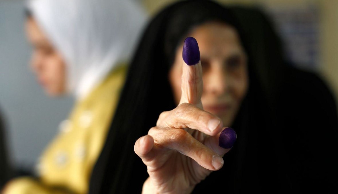 عراقية تظهر إصبعها مغمّساً بالحبر الانتخابي بعد الإدلاء بصوتها في بغداد، 10 تشرين الأول 2021 - "أ ب"