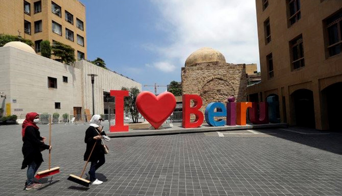 Volunteers clean the streets in downtown Beirut on August 6, 2020 in the aftermath of the massive explosion (AFP).
