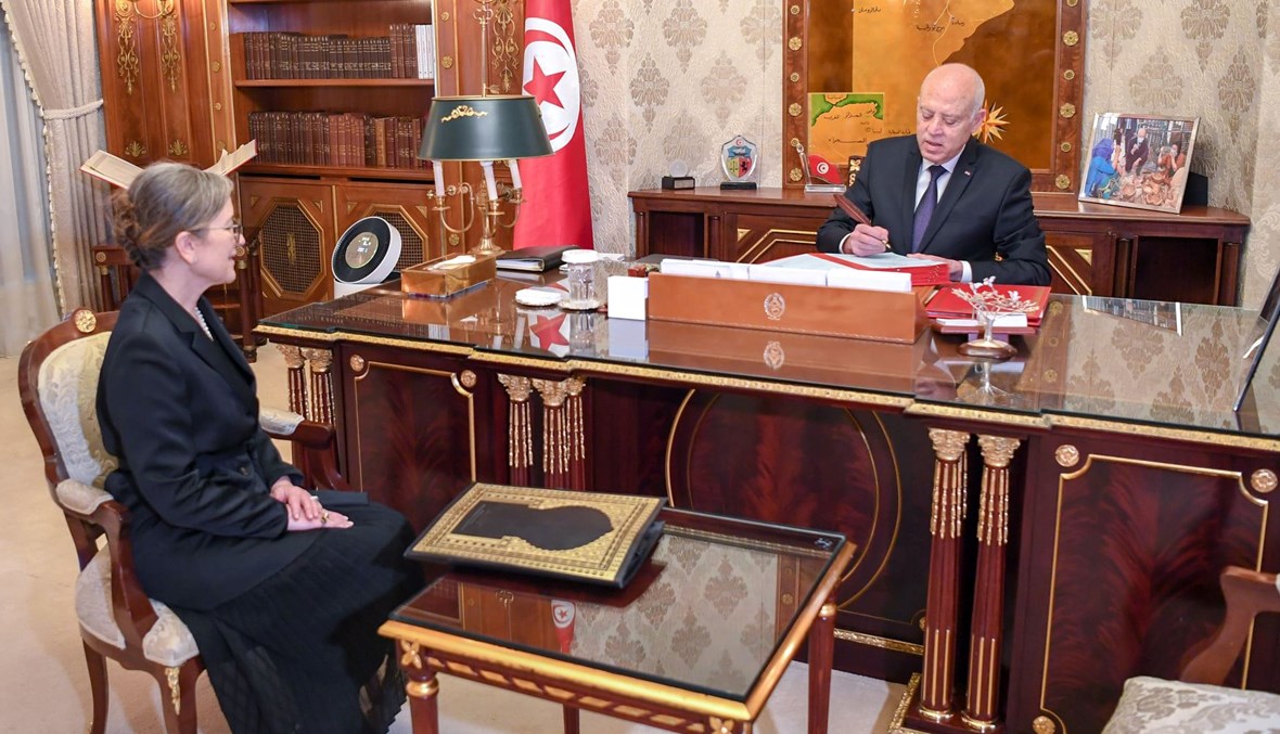 سعيّد يصدر أمراً رئاسياً بتسمية رئيسة الحكومة وأعضائها، بحضور بودن (11 ت1 2021، رئاسة الجمهورية التونسية). 