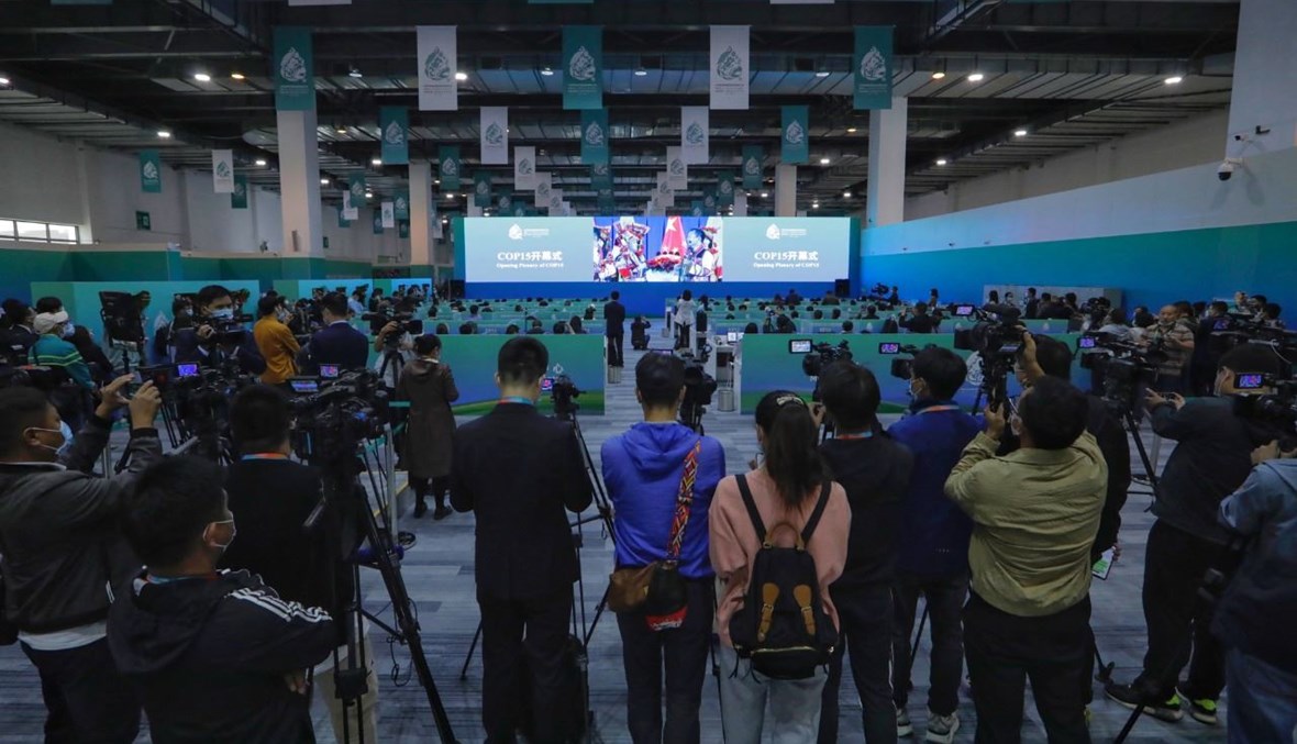 صحافيون يتابعون، من خلال شاشة، افتتاح مؤتمر الأمم المتحدة للتنوع البيولوجي في كونمينغ بمقاطعة يونان جنوب غرب الصين (11 ت1 2021- أ ف ب). 