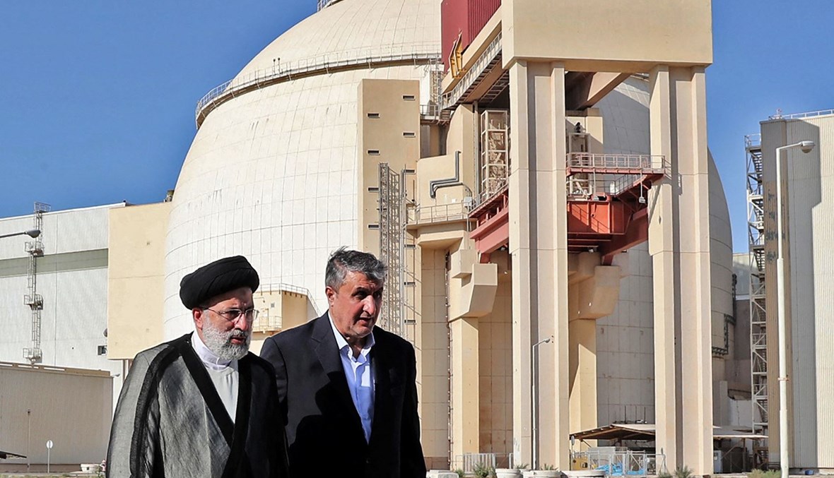الرئيس الإيراني إبراهيم رئيسي يرافقه رئيس منظمة الطاقة الذرية الإيرانية محمد إسلامي في زيارة إلى محطة بوشهر للطاقة النووية (الرئاسة الإيرانية- أ ف ب).