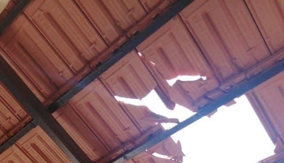 سقف المنزل الذي سقطت على قرميده السمكة في عكار (مراسل "النهار").