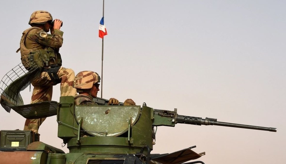 عنصران من القوات الفرنسية المنتشرة في مالي (أ ف ب).