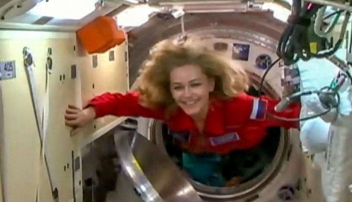 لقطة من فيديو صورته وكالة الفضاء الروسية، وتظهر الممثلة يوليا بيريسيلد لدى دخولها محطة الفضاء الدولية (5 ت1 2021، أ ف ب).
