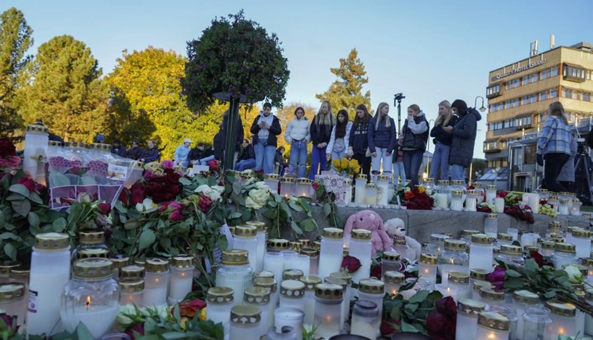 زهور وشموع وضعت لضحايا الهجوم في ستورتوفيت في كونغسبرغ (15 ت1 2021، أ ب). 