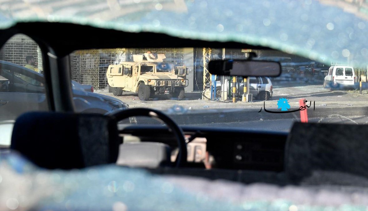 آلية للجيش عند مدخل عين الرمانة بعد اشتباكات عنيفة أمس الخميس (حسام شبارو).