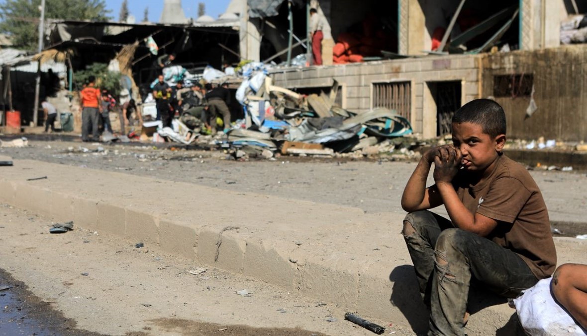صبي جلس قرب موقع انفجار سيارة مفخخة في مدينة عفرين شمال سوريا (11 ت1 2021، أ ف ب). 