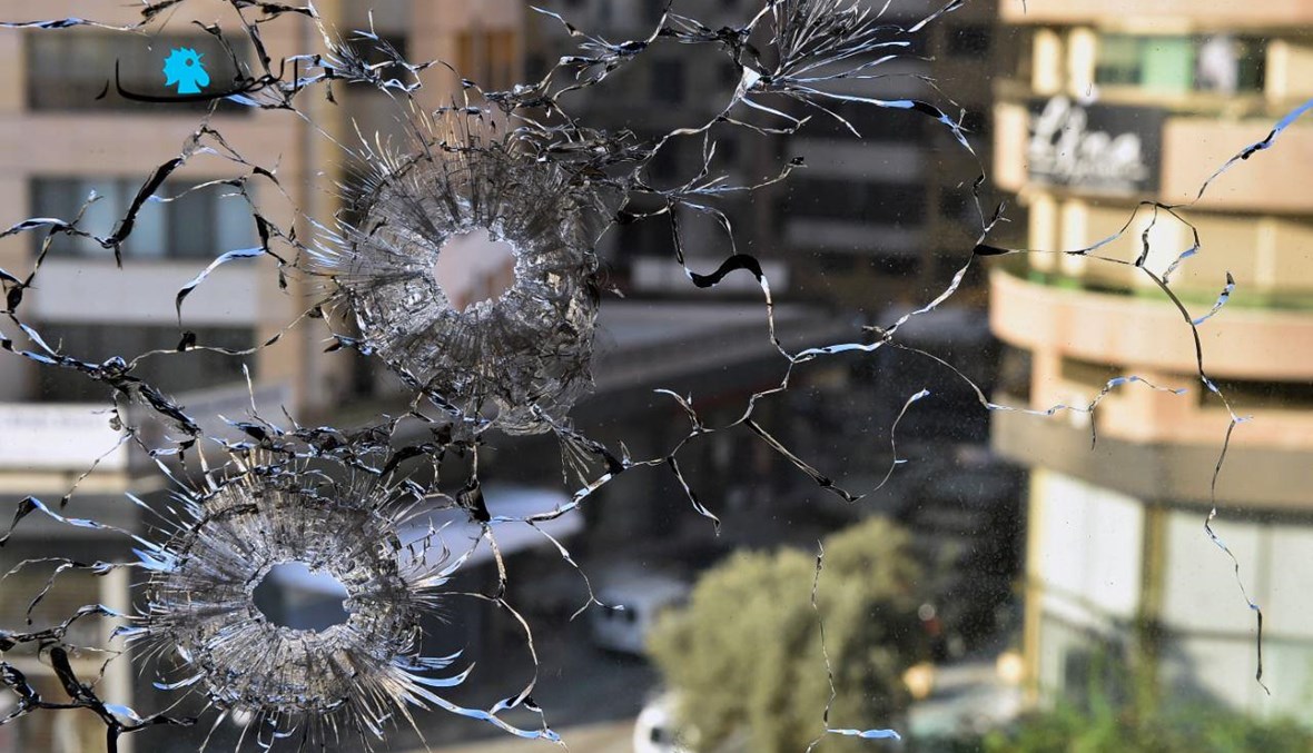 صورة تعبيرية من زجاج مكسّر في عين الرمانة يرمز الى التصدعات التي اصابت الحياة الوطنية والسلم الاهلي (حسام شبارو).