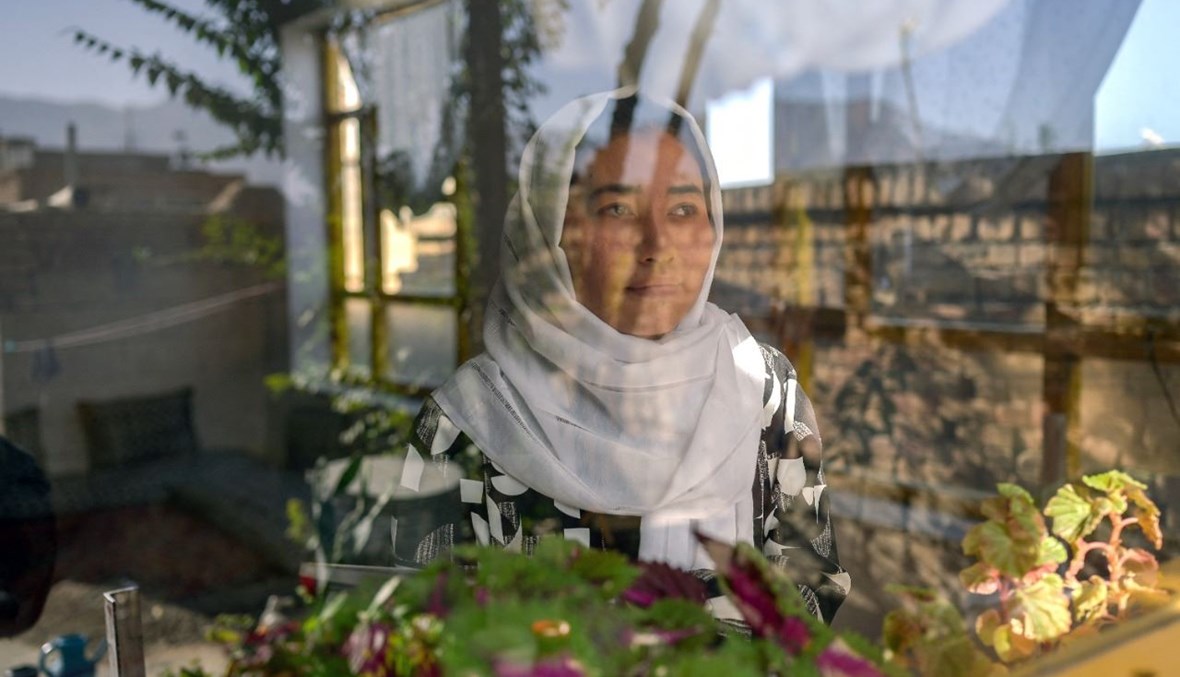 الطالبة أمينة تقف لالتقاط صورة لها في منزلها في كابول (14 ت1 2021، أ  ف ب). 