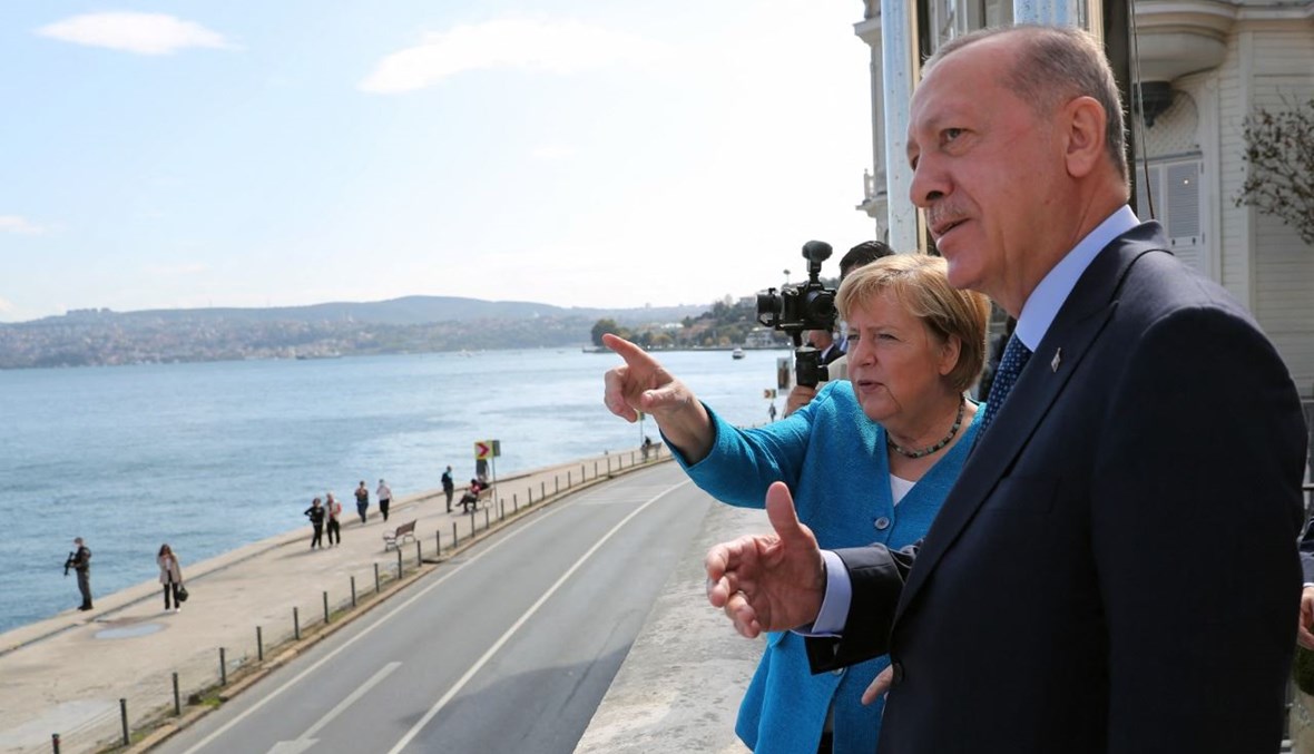 إردوغان والمستشارة الألمانية ميركل في قصر هوبر في اسطنبول (16 ت1 2021، أ ف ب). 