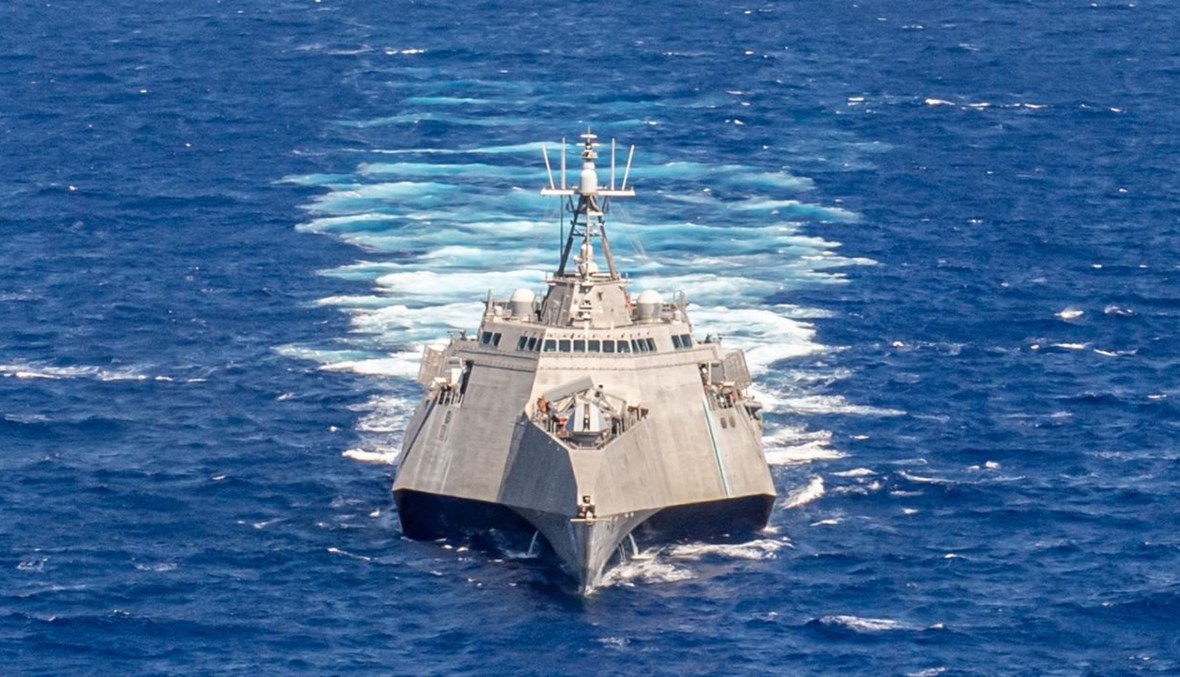 السفينة القتالية "يو اس اس شارلستون" خلال عبورها مياه بحر الفيليبين (8 ت1 2021، U.S. Pacific Fleet). 