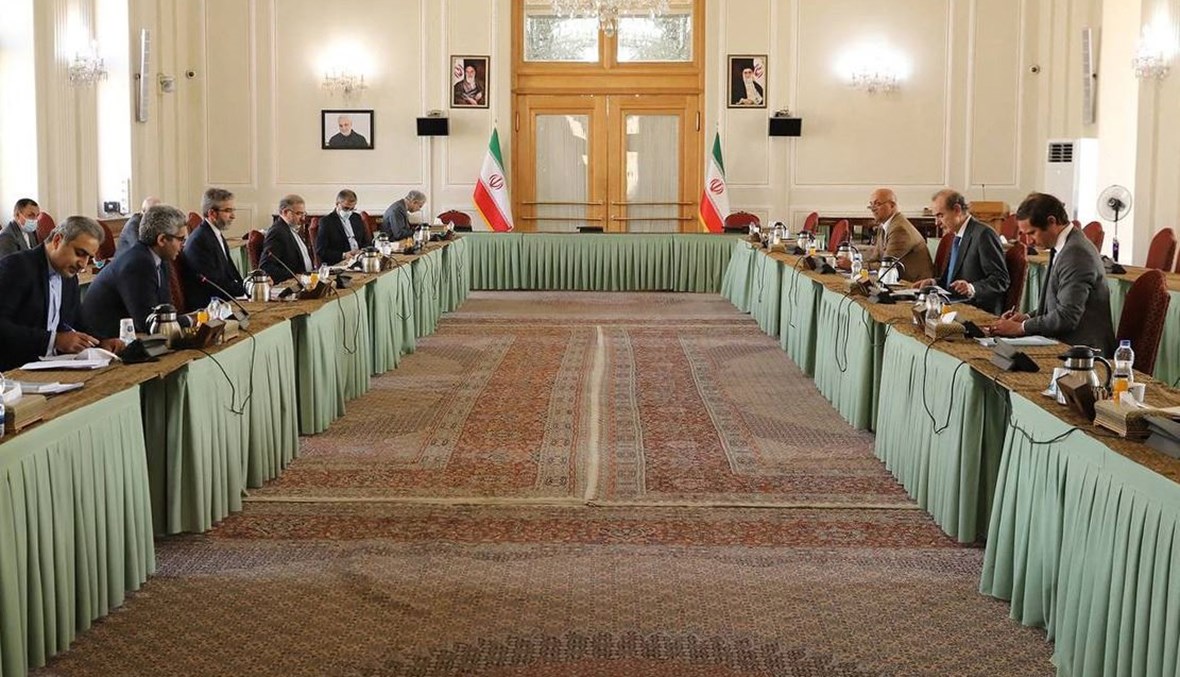 باقري (الثالث إلى اليسار) يلتقي مورا (الثاني إلى اليمين) في طهران (14 ت1 2021، أ ف ب). 
