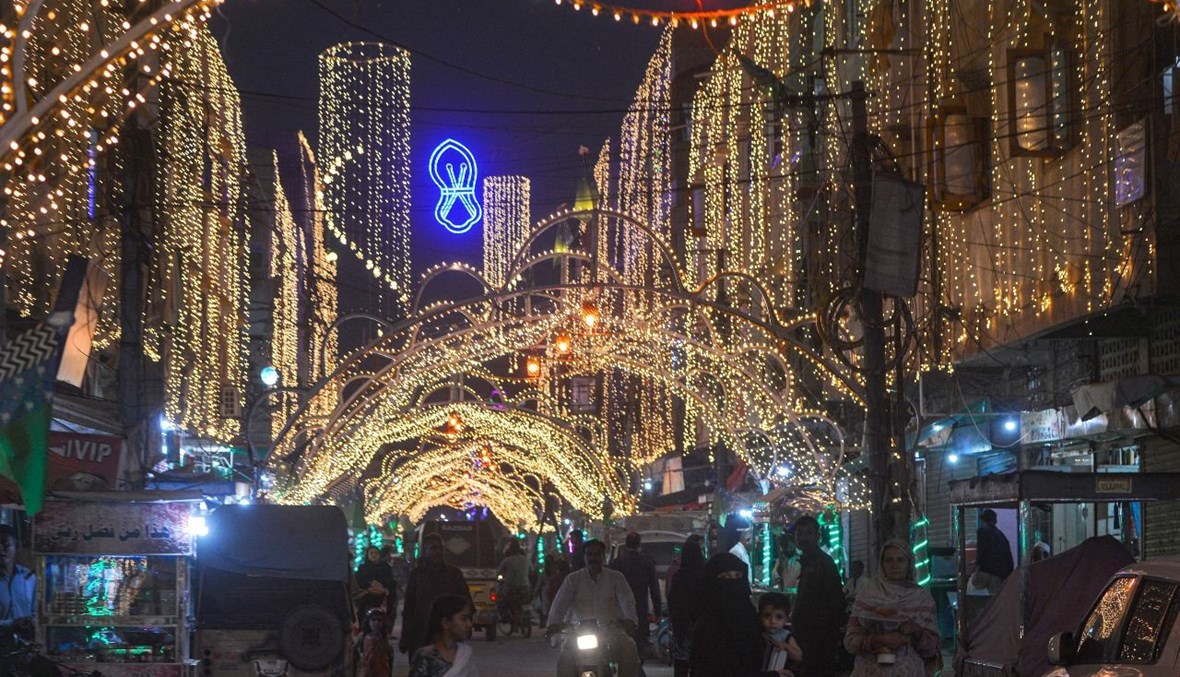 صورة تعبيرية- شارع مزدان بالاضواء في كراتشي قبل الاحتفالات بالعيد النبوي الشريف (15 ت1 2021، أ ف ب).