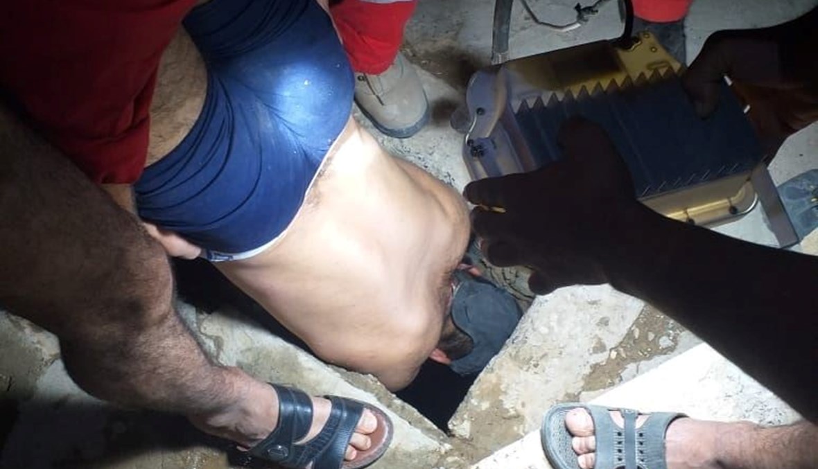 إنقاذ طفل عراقي سقط في بئر.