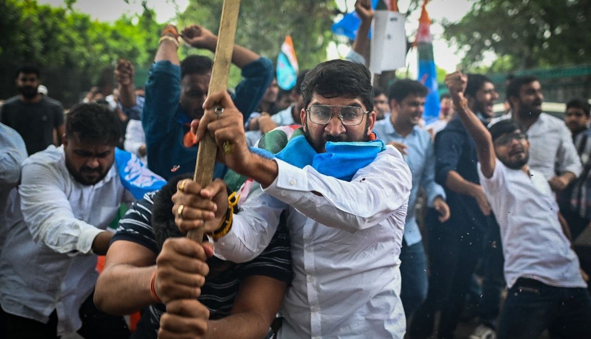 نشطاء من "اتحاد الطلاب الوطني" خلال تظاهرة في نيودلهي احتجاجا على اندلاع أعمال عنف جديدة في كشمير الهندية (18 ت1 2021، أ ف ب).
