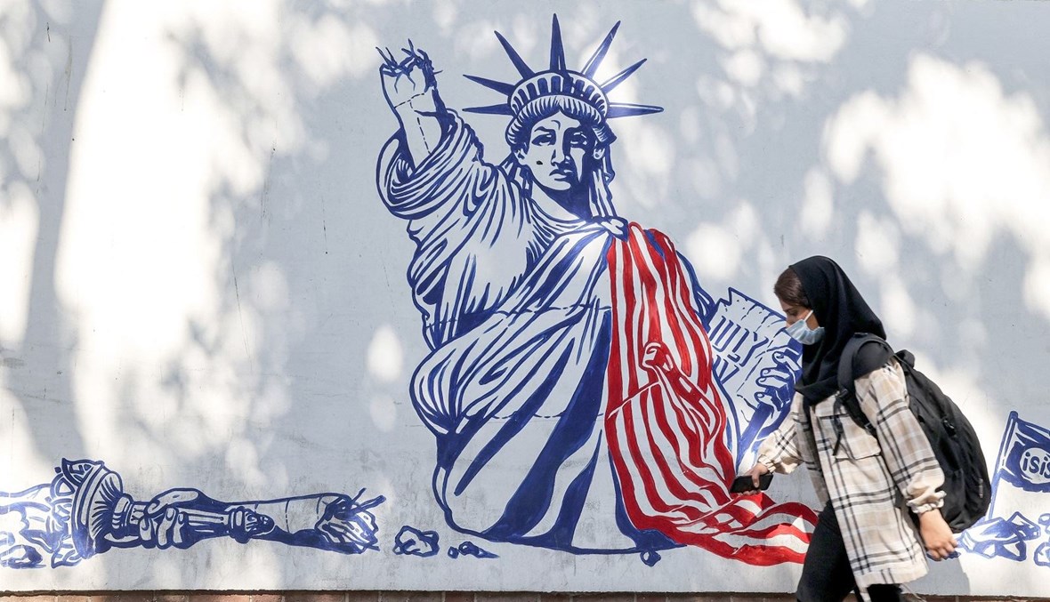 جدارية مندّدة بالسياسات الأميركية على الجدران الخارجية لسفارة واشنطن السابقة في طهران (تعبيرية- أ ف ب).