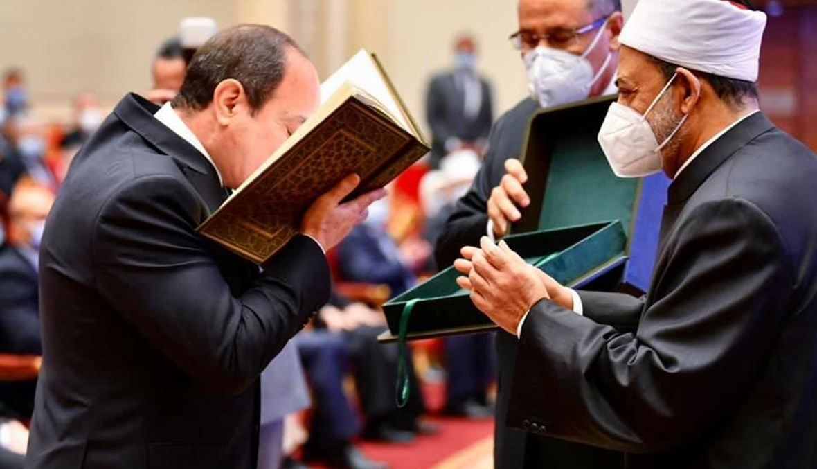 شيخ الأزهر يهدي الرئيس السيسي المصحف الشريف (17 ت1 2021- صفحة المتحدث الرسمي باسم الرئاسة المصرية). 