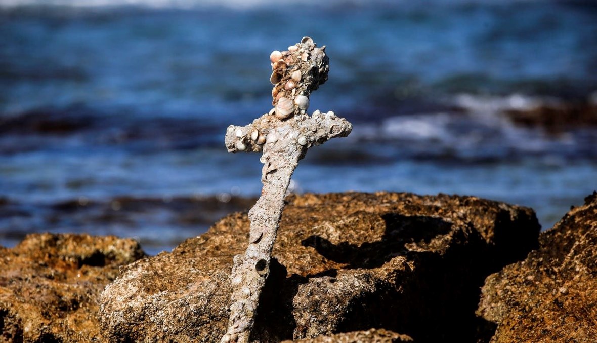 اكتشاف سيف عمره نحو 900 عام في قاع البحر المتوسط مقابل حيفا.