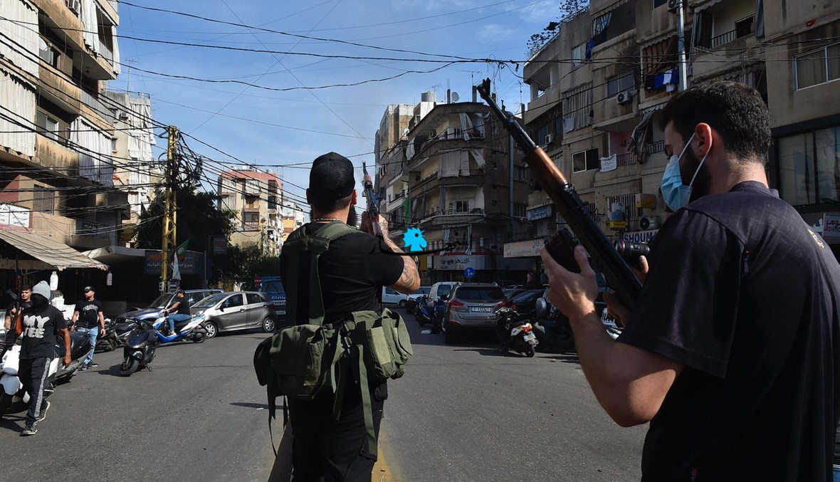 مسلّحان خلال تشييع ضحايا حركة "أمل" في الغبيري ("النهار").