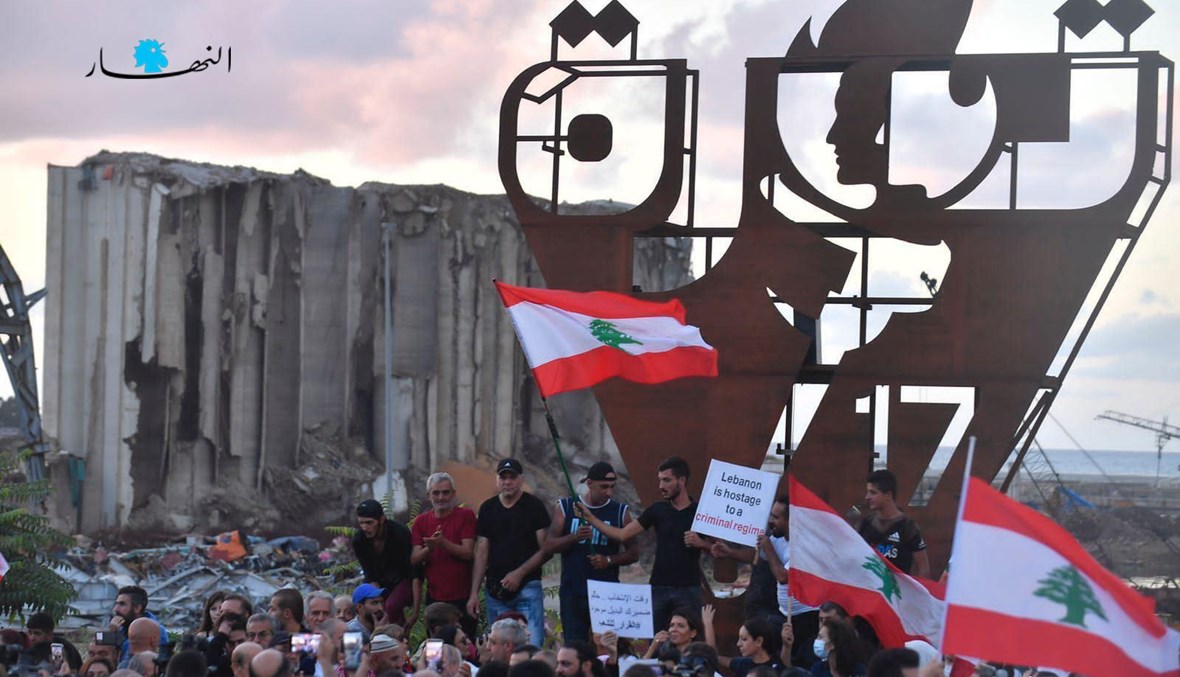 إضاءة شعلة الثورة عند مرفأ بيروت في الذكرى السنوية لثورة 17 تشرين (نبيل إسماعيل).