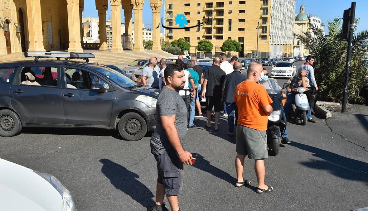 قطع طريق ساحة الشهداء من قبل سائقي السيارات العمومية (حسام شبارو). 