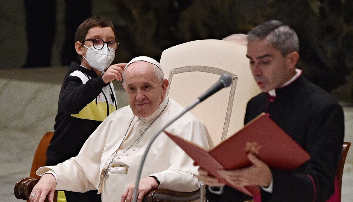  البابا فرنسيس والطفل (أ ف ب).