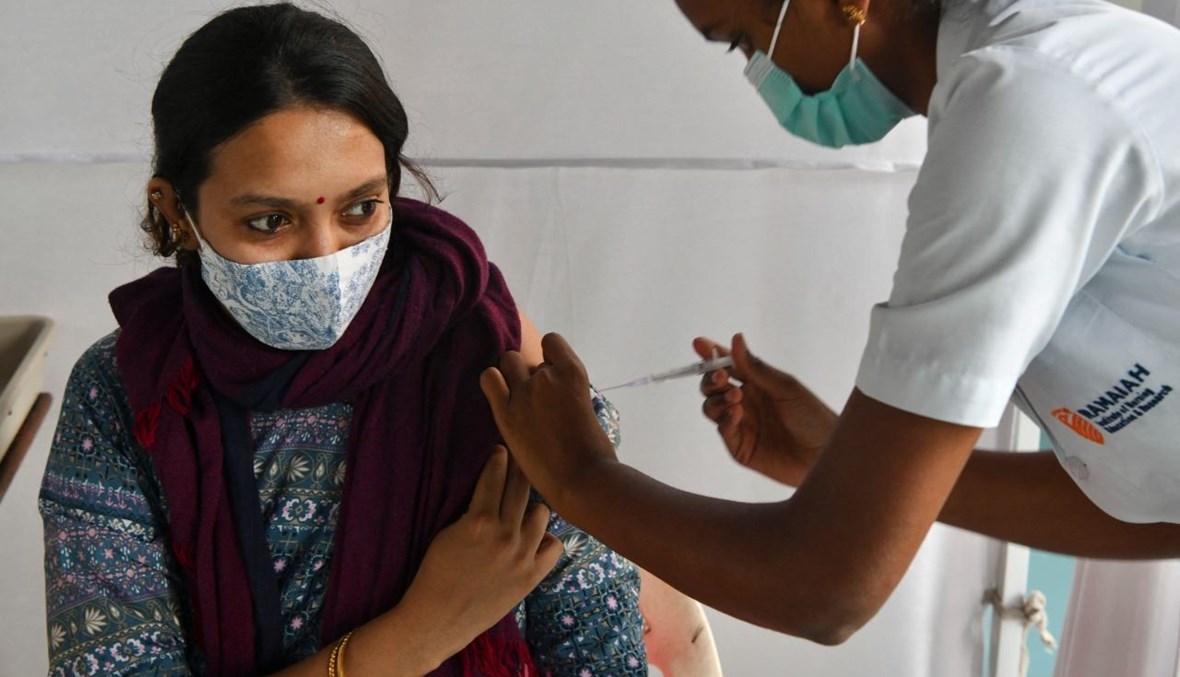 امرأة تتلقى لقاح كورونا في مستشفى راماياه في بنغالور بالهند (21 ت1 2021، أ ف ب). 