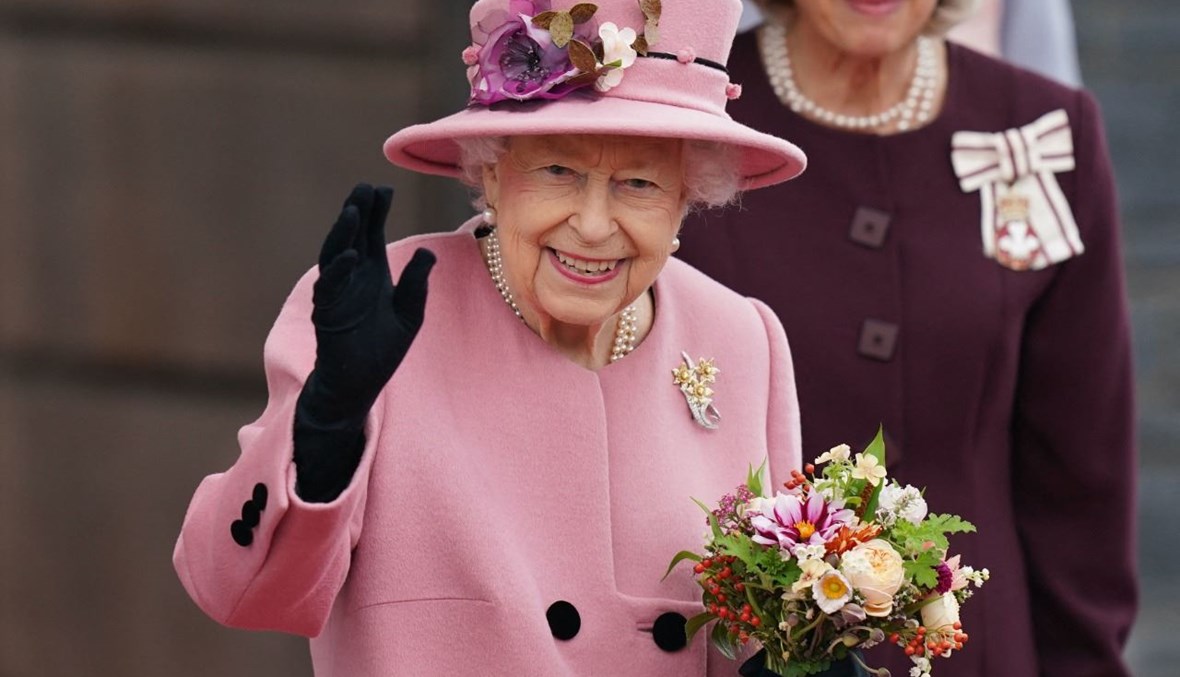 الملكة إليزابيث الثانية ملوحة لدى المغادرة بعد حضورها الاحتفال الافتتاحي لبرلمان ويلز في كارديف بويلز (14 ت1 2021، أ ف ب).
