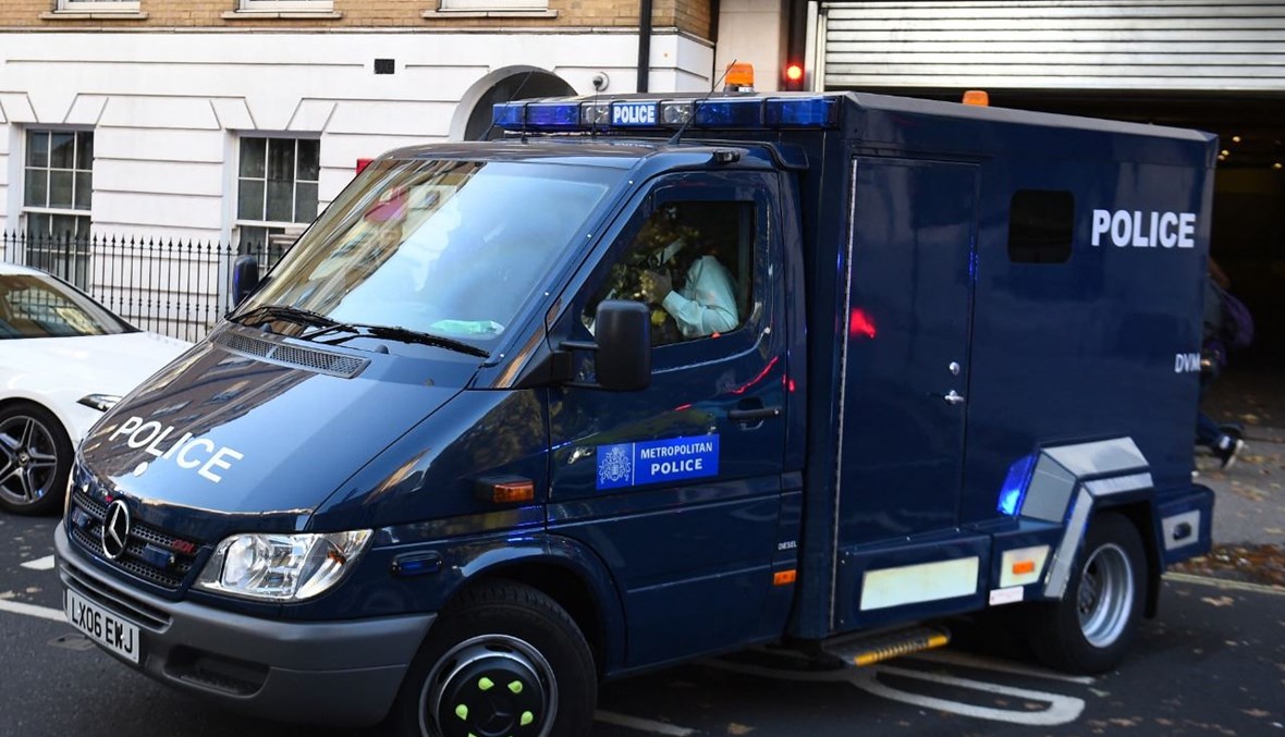 شاحنة للشرطة يُعتقد أنها تنقل علي حربي علي، تغادر من الجهة الخلفية لمقر محكمة ويستمنستر في لندن (21 ت1 2021، أ ف ب). 