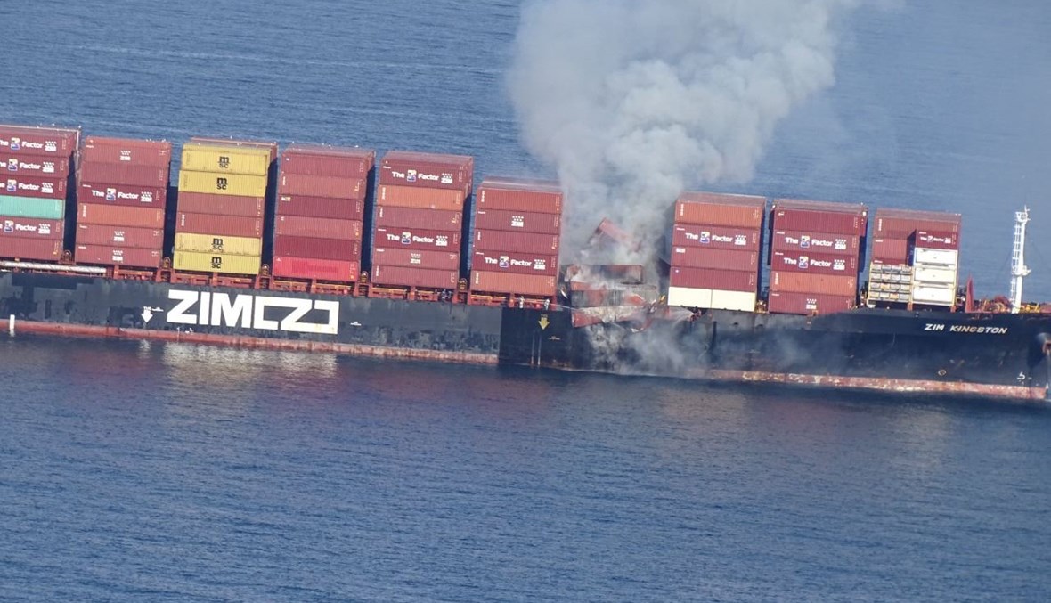 صورة نشرها خفر السواحل الكنديون، ويظهر فيها دخان يتصاعد من سفينة "زيم كينغستون"  قبالة سواحل كندا (24 ت1 2021، أ ف ب). 