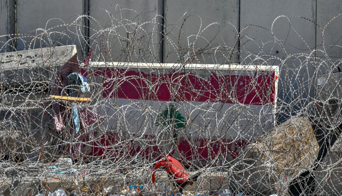 جدار العزل الذي رُفع في أعقاب 17 تشرين في محيط مجلس النواب (نبيل إسماعيل).