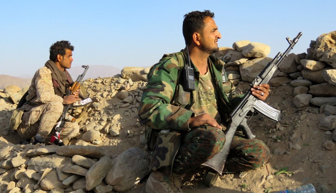 مقاتلون موالون للحكومة اليمنية تمركزوا في موقع على جبهة الجوبا في مواجهة الحوثيين في محافظة مأرب شمال شرق البلاد (23 ت1 2021، أ ف ب). 