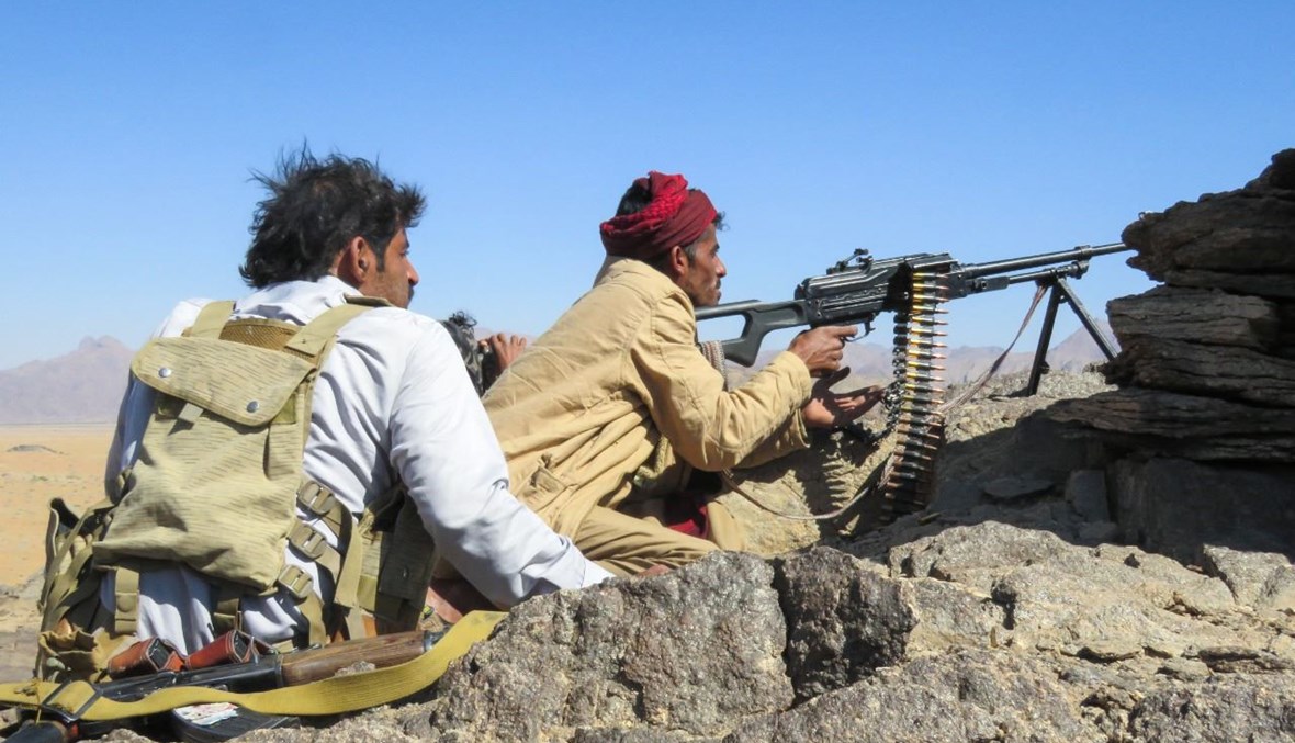 مقاتلون موالون للحكومة اليمنية تمركزوا في موقع على جبهة الجوبا في مواجهة الحوثيين في محافظة مأرب شمال شرق البلاد (24 ت1 2021، أ ف ب). 