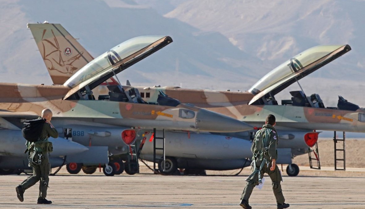 طيارون في سلاح الجو الإسرائيلي يتوجهون إلى مقاتلاتهم خلال المناورة الجوية "العلم الأزرق" في قاعدة عوفدا الجوية شمال مدينة إيلات الإسرائيلية (24 ت1 2021ـ أ ف ب). 